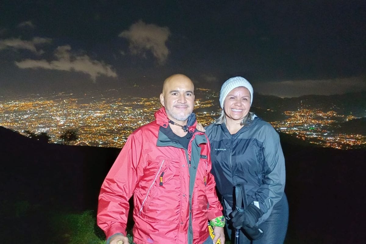 Grupo realizando caminata nocturna guiada con Caminantes Acseri