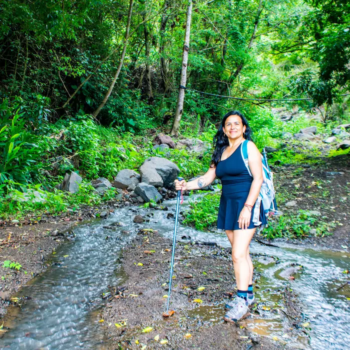 "Maru, nuestra guía de expedición, durante el recorrido en el Río Conejo en la ruta Copalchí Vertical."