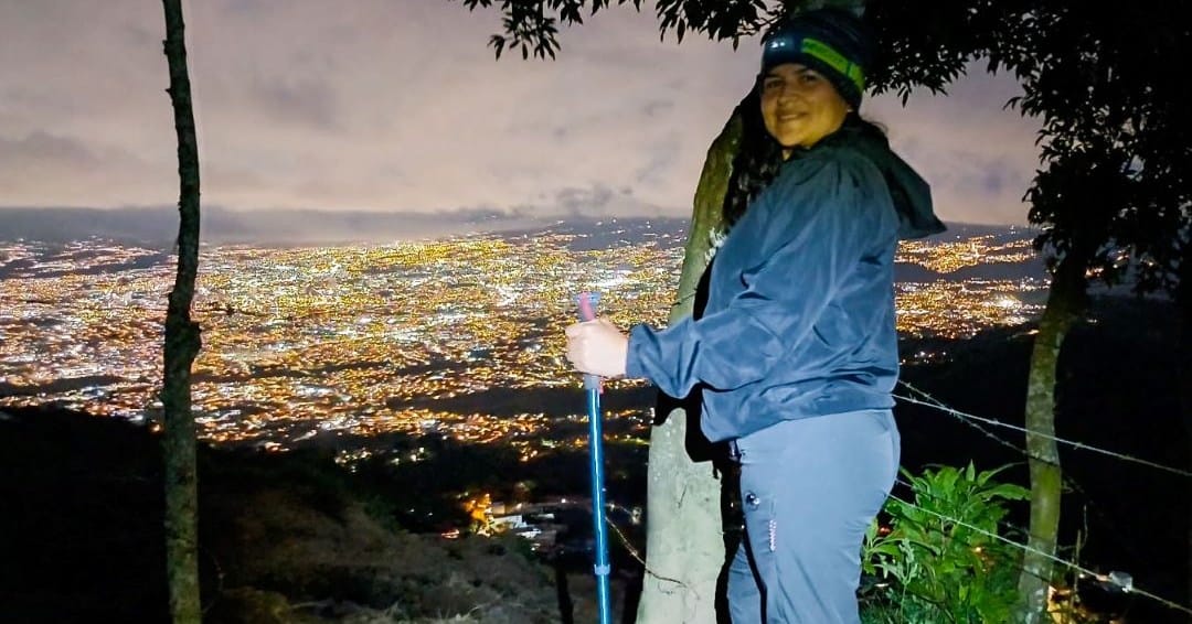 Maru, guía local de Caminantes Acseri, acompañando caminata nocturna