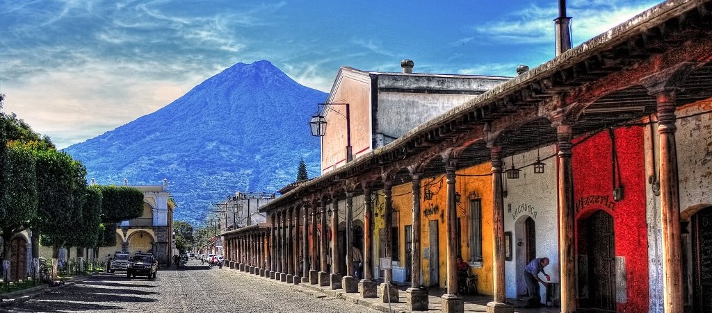Vista del volcán Acatenango desde Antigua, Guatemala.
