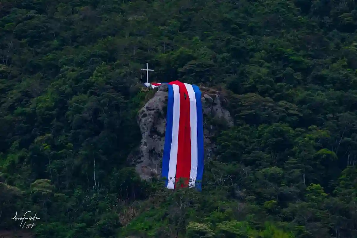 Bandera en la Piedra de Aserrí