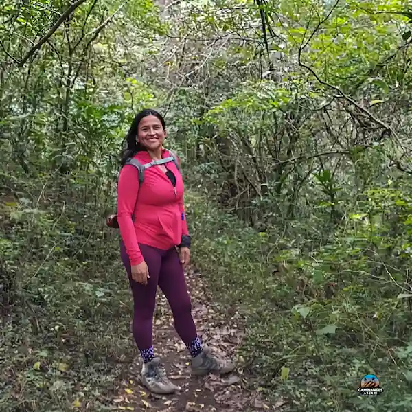 Senderista en el Bosque Carpintera