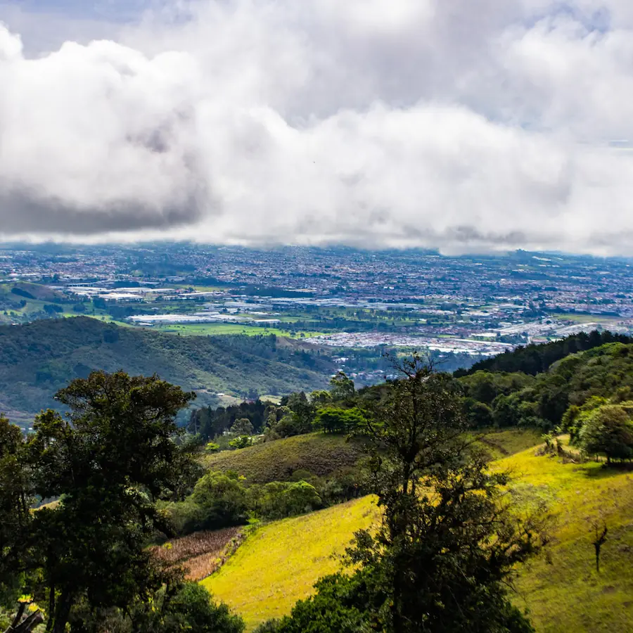 Vista panorámica del Valle Central desde las montañas de Aserrí